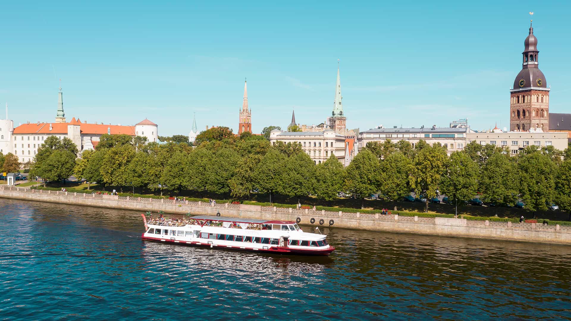 Atpūtas kuģītis "Vecrīga" - modernākais un populārākais pasažieru kuģītis Latvijā, kurš spēj uzņemt līdz pat 160 pasažierus.